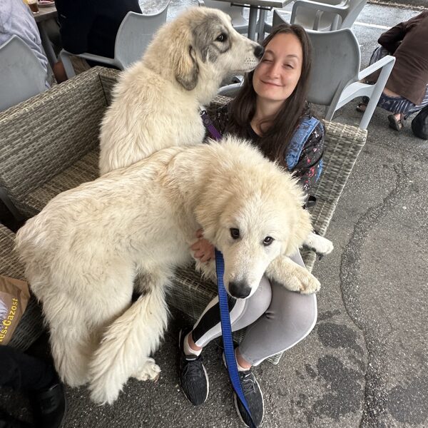 Ursi a Doran v kavárně