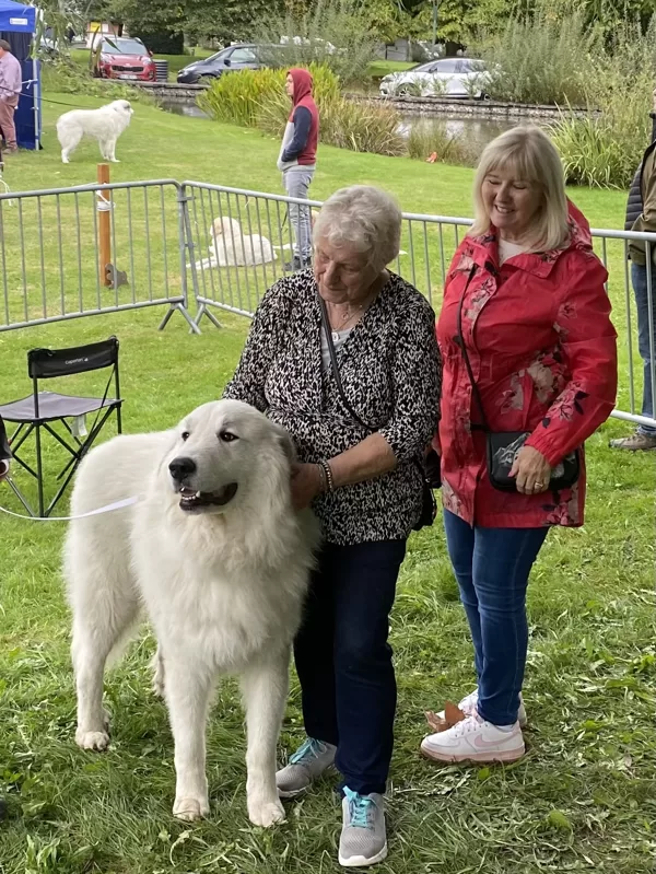Míša s britskou rozhodčí a chovatelkou Sandie Ann Tadd a Lorraine Janes